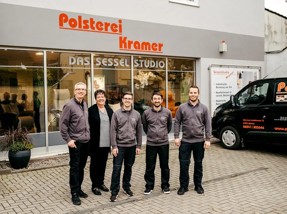 Polsterei Kramer Team Das Team von Polsterei Kramer steht vor dem Geschäft