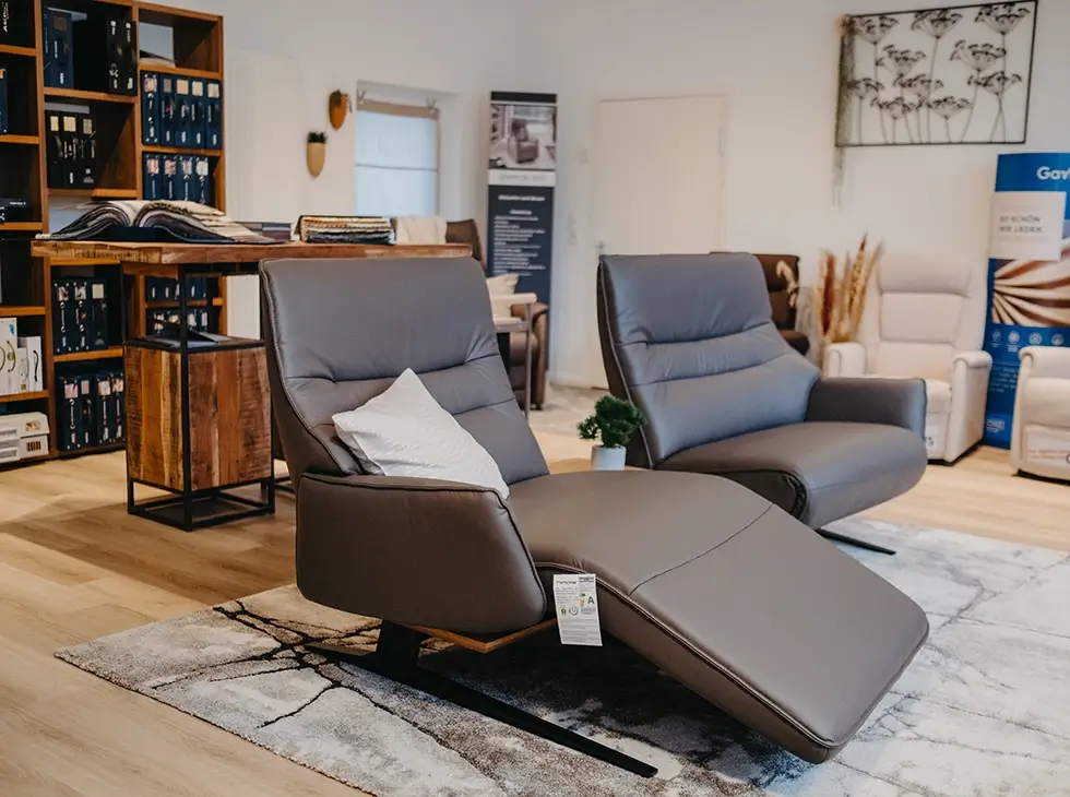 Design Ledersessel Zwei moderne braune Ledersessel im Ausstellungsraum