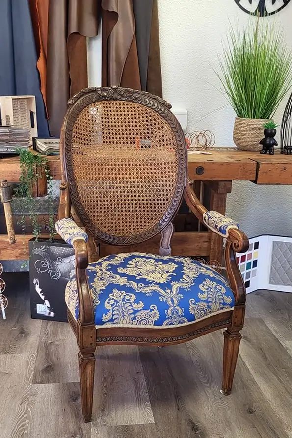 Antiker Holzsessel mit blauen Stoff renoviert