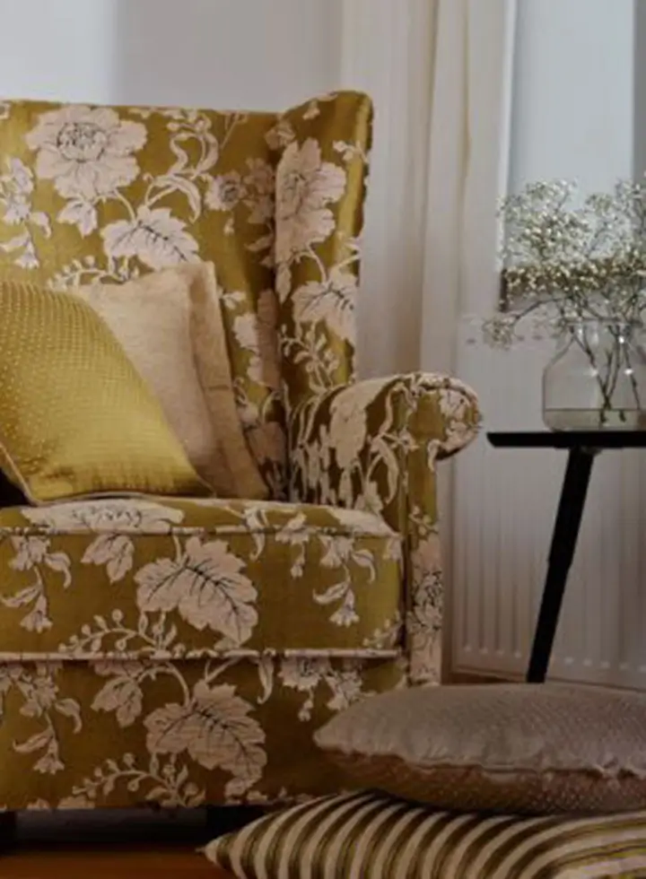 Sessel steht im Wohnzimmer